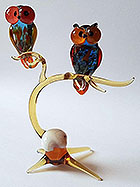 Glazen beeld twee bonte uilen op tak (Oranje)