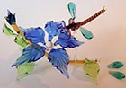 Glas libelle op bloem blauw