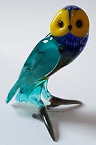 Glaskunst trotse staande uil blauw